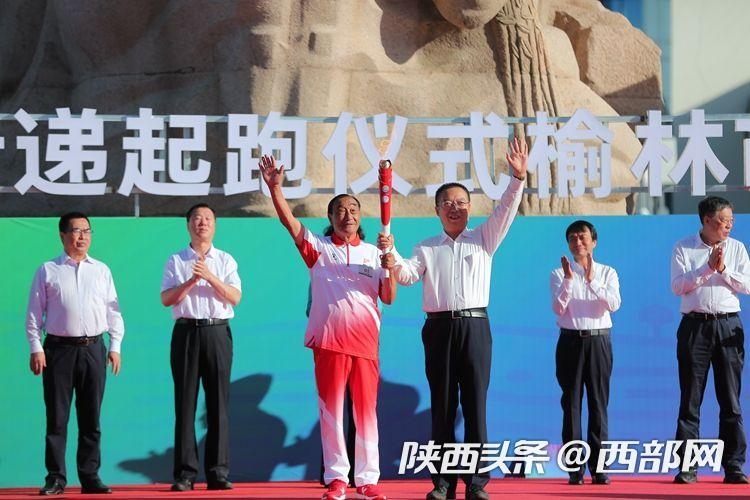 塞上古城開(kāi)跑！ 十四運(yùn)會(huì)和殘?zhí)貖W會(huì)火炬在榆林傳遞