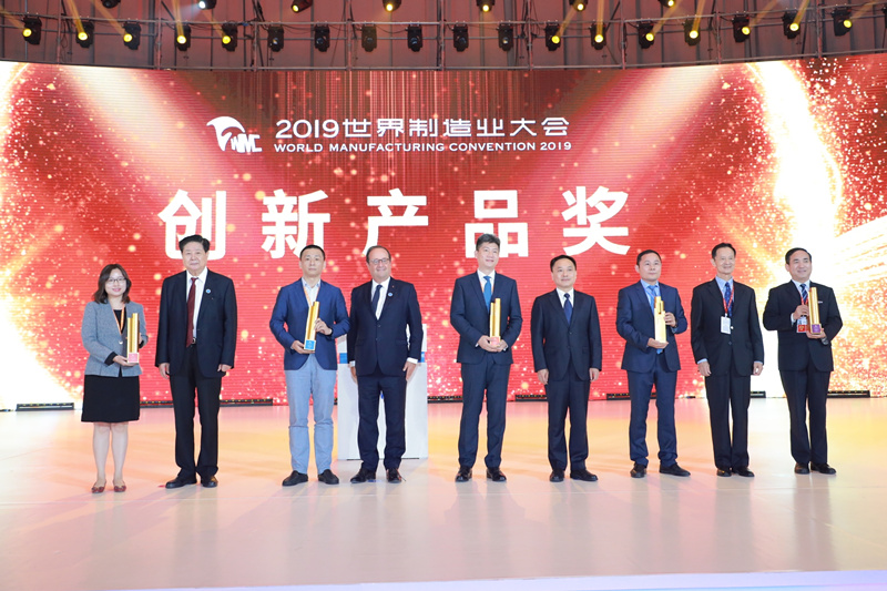 陜鼓集團黨委書記、董事長李宏安（右一）代表企業(yè)領(lǐng)取了創(chuàng)新產(chǎn)品金獎_副本.jpg